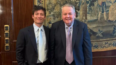 Santiago Caputo, asesor sin firma de Milei, junto a Barry Bennet. Santiago Caputo, asesor sin firma de Milei, junto a Barry Bennet.