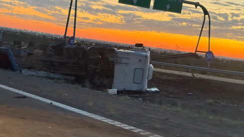 Uno de los camiones quedó volcado sobre la banquina Uno de los camiones quedó volcado sobre la banquina