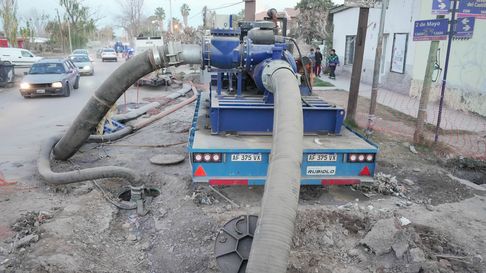vecinos de los corralitos aun conviven con el olor y el miedo tras el derrame cloacal vecinos de los corralitos aun conviven con el olor y el miedo tras el derrame cloacal