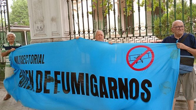 Productores y funcionarios enfrentan un juicio oral por el uso de agroquímicos peligrosos.