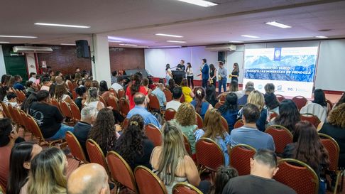 El Gobierno apuesta a vencer la resistencia social a la megaminería con capacitaciones en las escuelas. El Gobierno apuesta a vencer la resistencia social a la megaminería con capacitaciones en las escuelas.