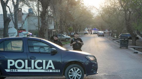 Nuevo femicidio en Mendoza: en Guaymallén, un hombre asesinó de una puñalada a su expareja. Vecinos lo redujeron hasta la llegada de la policía. Nuevo femicidio en Mendoza: en Guaymallén, un hombre asesinó de una puñalada a su expareja. Vecinos lo redujeron hasta la llegada de la policía.
