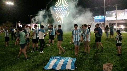 Los hinchas de Racing celebraron el título en San Rafael. Los hinchas de Racing celebraron el título en San Rafael.