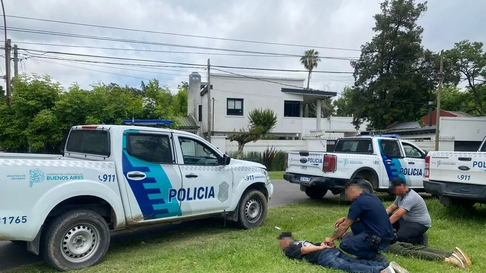 robaron una vivienda en city bell y fueron capturados mientras escapaban robaron una vivienda en city bell y fueron capturados mientras escapaban