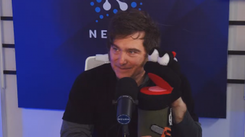 Javier Milei en Neura, donde imitó a los títeres de Plaza Sésamo. Javier Milei en Neura, donde imitó a los títeres de Plaza Sésamo.