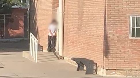 Una alumna de 14 años se atrincheró con el arma de su padre en la escuela Marcelino Blanco de La Paz. Tras 5 horas, la Policía logró que se entregara sin heridos. Una alumna de 14 años se atrincheró con el arma de su padre en la escuela Marcelino Blanco de La Paz. Tras 5 horas, la Policía logró que se entregara sin heridos.