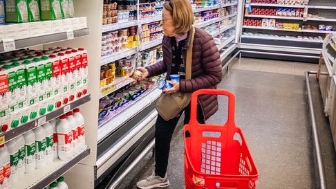 Jubilados y pensionados que cobren sus haberes en el Banco Nación accederán desde septiembre a descuentos y reintegros en supermercados de todo el país. Jubilados y pensionados que cobren sus haberes en el Banco Nación accederán desde septiembre a descuentos y reintegros en supermercados de todo el país.