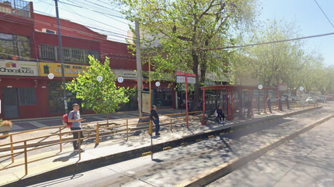 Parada de colectivos ubicada en San Martín y Democracia. Imagen ilustrativa. Parada de colectivos ubicada en San Martín y Democracia. Imagen ilustrativa.