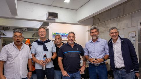 Referentes de la CGT y de gremios junto al radical Ulpiano Suárez. Referentes de la CGT y de gremios junto al radical Ulpiano Suárez.
