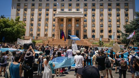 Postal de una de las marchas contra San Jorge. La DIA acumuló otra demanda en la Justicia. Postal de una de las marchas contra San Jorge. La DIA acumuló otra demanda en la Justicia.