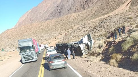 volco un camion en el paso internacional cristo redentor y piden precaucion al circular volco un camion en el paso internacional cristo redentor y piden precaucion al circular