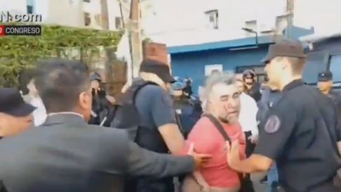 Violento procedimiento en la puerta del Congreso: no se salvó ni el camarógrafo de A24 Violento procedimiento en la puerta del Congreso: no se salvó ni el camarógrafo de A24