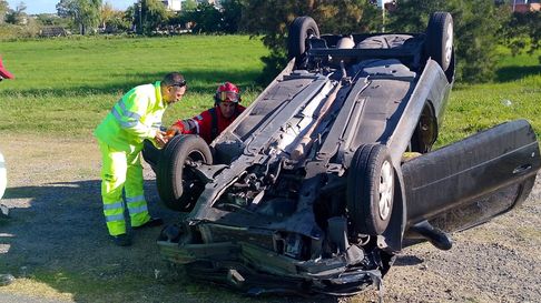Un auto terminó volcado en la Autopista Buenos Aires - La Plata. Actuó el SAME Un auto terminó volcado en la Autopista Buenos Aires - La Plata. Actuó el SAME