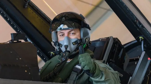 Tal como hiciera la cúpula militar, el PJ cuestionó la compra de aviones por parte de Petri. Tal como hiciera la cúpula militar, el PJ cuestionó la compra de aviones por parte de Petri.