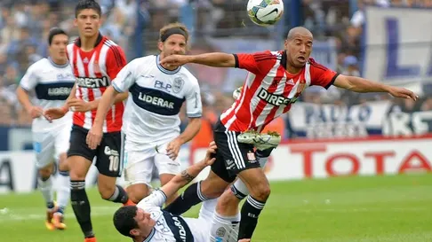 Gimnasia y Estudiantes empataron 0-0 en la ida jugada en el Estadio Juan Carmelo Zerillo Gimnasia y Estudiantes empataron 0-0 en la ida jugada en el Estadio Juan Carmelo Zerillo