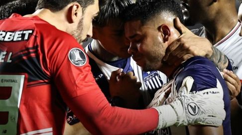 La tristeza de Navarro, el jugador de Talleres de Córdoba que denunció xenofobia. La tristeza de Navarro, el jugador de Talleres de Córdoba que denunció xenofobia.