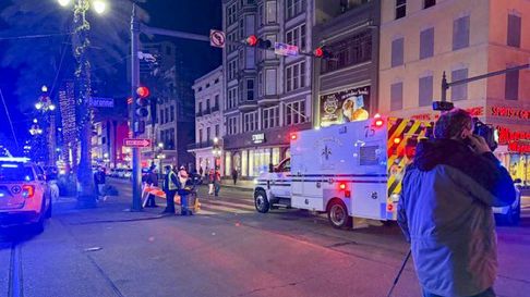 Un hombre atropelló a un grupo de personas y dejó 15 muertos en Nueva Orleans Un hombre atropelló a un grupo de personas y dejó 15 muertos en Nueva Orleans