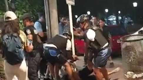 La policía detuvo a dos manifestantes en la marcha contra San Jorge. La policía detuvo a dos manifestantes en la marcha contra San Jorge.