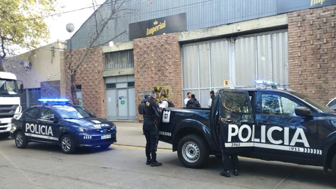 robo a una distribuidora de san rafael: fue a metros de la jefatura departamental de policia robo a una distribuidora de san rafael: fue a metros de la jefatura departamental de policia