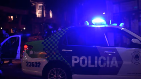 Un policía disparó a un adolescente que intentó asaltarlo mientras trabajaba como conductor. Foto Qué Pasa Web Un policía disparó a un adolescente que intentó asaltarlo mientras trabajaba como conductor. Foto Qué Pasa Web