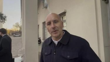 El docente sanrafaelino afuera de los tribunales sureños.