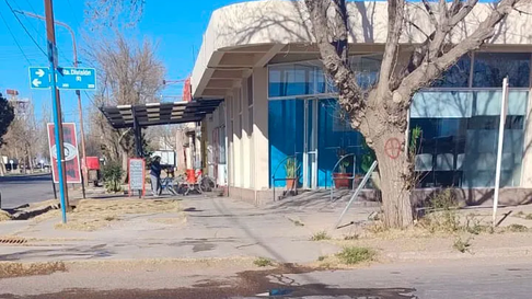 Los desechos quedaron sobre la esquina de Cuarta División Este. Los desechos quedaron sobre la esquina de Cuarta División Este.