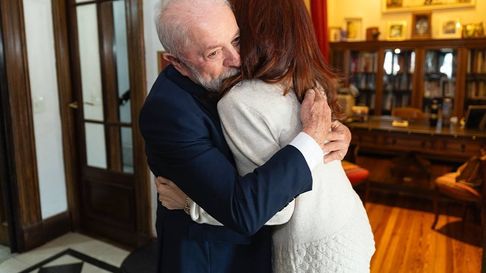 Con autorización de la justicia, Lula Da Silva pudo visitar a Cristina en su casa. Con autorización de la justicia, Lula Da Silva pudo visitar a Cristina en su casa.