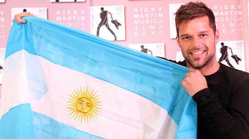 furor por ricky martin en argentina: saludo y bailo con sus fans en la puerta del hotel furor por ricky martin en argentina: saludo y bailo con sus fans en la puerta del hotel