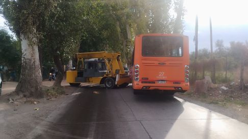 Así quedaron la grúa y el colectivo. Así quedaron la grúa y el colectivo.
