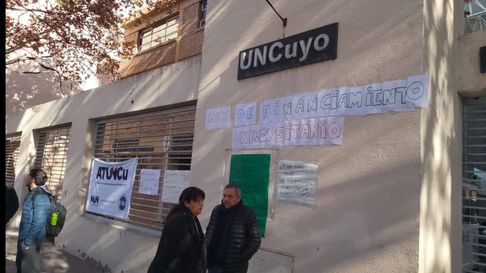 El reclamo fue en las puertas de las universidades sanrafaelinas. El reclamo fue en las puertas de las universidades sanrafaelinas.