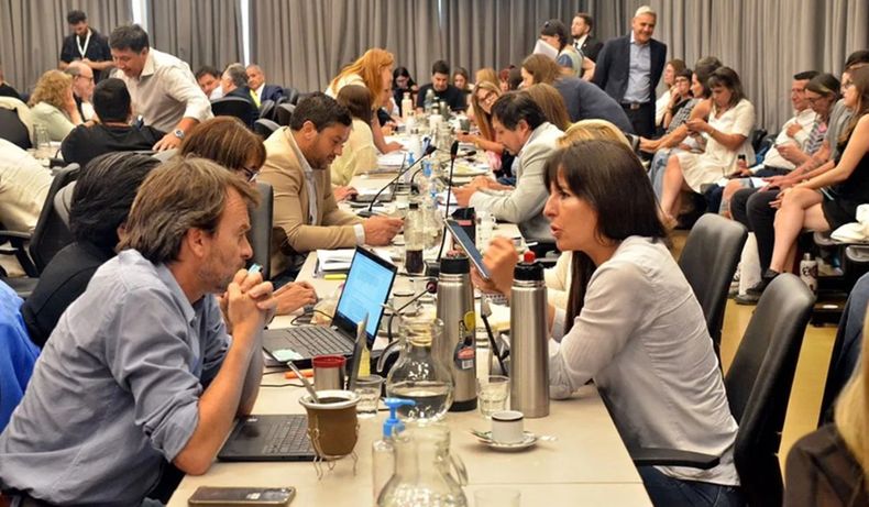 Lisandro Nieri y Pamela Verasay responden directamente a Cornejo, pero el gobernador dice que no les baja línea sobre qué votar. 
