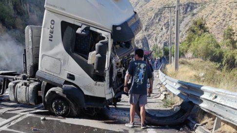 El camión quedó atravesado en la ruta. El camión quedó atravesado en la ruta.