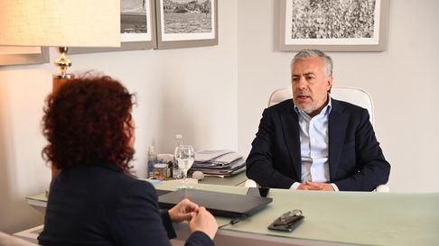 Andrea Molina junto al gobernador Alfredo Cornejo, quien decidió su postulación. Andrea Molina junto al gobernador Alfredo Cornejo, quien decidió su postulación.