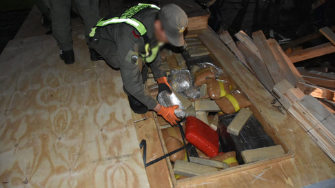 Se encontraron más de 3 toneladas de marihuana en un camión. Se encontraron más de 3 toneladas de marihuana en un camión.