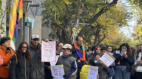 En la explanada de la Legislatura clamaron por la Emergencia en Discapacidad. En la explanada de la Legislatura clamaron por la Emergencia en Discapacidad.
