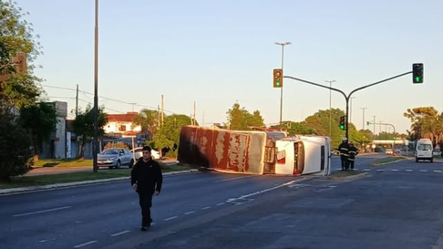 El camión tendido sobre Camino Centenario El camión tendido sobre Camino Centenario