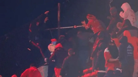 Un hincha de Universidad de Chile lucha por su vida tras ser arrojado al vacío en Avellaneda Un hincha de Universidad de Chile lucha por su vida tras ser arrojado al vacío en Avellaneda