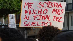 El fin de mes es cosa del pasado: apenas alcanza el sueldo para las dos primeras semanas. El fin de mes es cosa del pasado: apenas alcanza el sueldo para las dos primeras semanas.