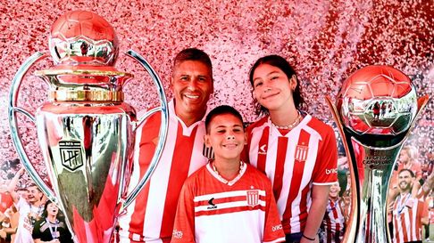 las copas de estudiantes se exhibiran en el country club de city bell las copas de estudiantes se exhibiran en el country club de city bell