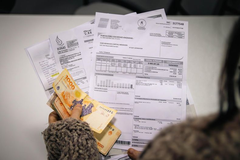 La luz, el agua y el gas aumentaron a un ritmo que demuele los salarios en Mendoza. Sin embargo, no son ponderados igual que los alimentos en la inflación general. 