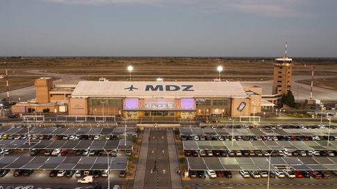 Alfredo Cornejo confirmó que el aeropuerto de Mendoza será remodelado. Alfredo Cornejo confirmó que el aeropuerto de Mendoza será remodelado.