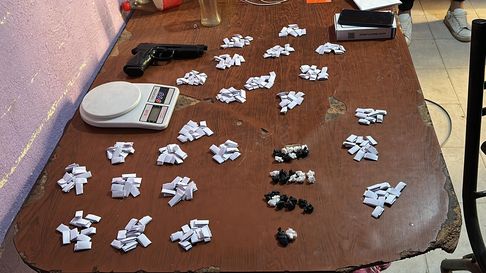 La Policía secuestró en Guaymallén más de 260 envoltorios con sustancia blanca, dinero y un arma en una casa investigada por amenazas. La Policía secuestró en Guaymallén más de 260 envoltorios con sustancia blanca, dinero y un arma en una casa investigada por amenazas.