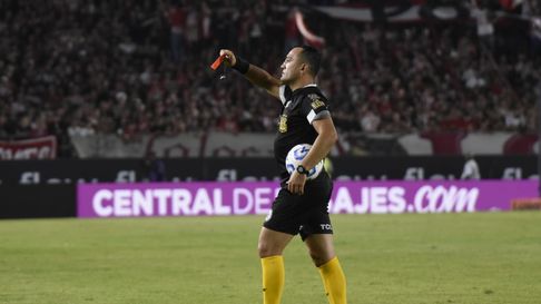 myriam bregman estallo contra el arbitraje de espinoza en el partido de estudiantes myriam bregman estallo contra el arbitraje de espinoza en el partido de estudiantes