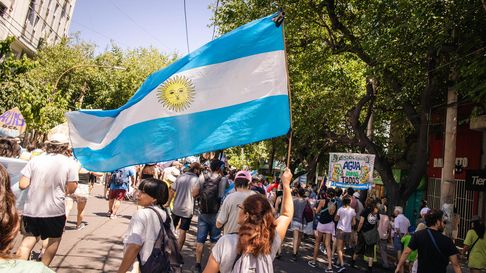 Postal de una de las últimas marchas contra San Jorge en la Capital de Mendoza. Este sábado las asambleas convocan a un caravanazo. Postal de una de las últimas marchas contra San Jorge en la Capital de Mendoza. Este sábado las asambleas convocan a un caravanazo.