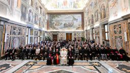 El papa León XIV y los actores que estuvieron presentes en el acto.&nbsp;