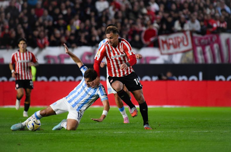 Gonzalez Pírez jugó un partido casi intachable, salvo la marca en el gol de Racing. Nada que recriminar al gran juego del defensor central Gonzalez Pírez jugó un partido casi intachable, salvo la marca en el gol de Racing. Nada que recriminar al gran juego del defensor central