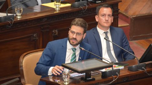 Emanuel Fugazzotto, diputado del Partido Verde, rechazó la Ley GIRSU en Mendoza y advirtió que la norma perjudica a recuperadores urbanos y cooperativas. Emanuel Fugazzotto, diputado del Partido Verde, rechazó la Ley GIRSU en Mendoza y advirtió que la norma perjudica a recuperadores urbanos y cooperativas.