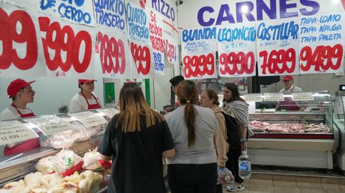 Fuera de la carnicería, uno de los involucrados extrajo un cuchillo y le propinó dos puntazos en el hombro al otro hombre. Fuera de la carnicería, uno de los involucrados extrajo un cuchillo y le propinó dos puntazos en el hombro al otro hombre.