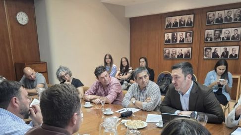 El dirigente nacional se reunión con empresarios y productores locales. El dirigente nacional se reunión con empresarios y productores locales.