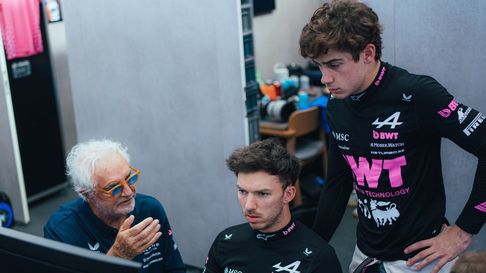 Franco Colapinto, Pierre Gasly y Flavio Briatore analizan la clasificación. Franco Colapinto, Pierre Gasly y Flavio Briatore analizan la clasificación.